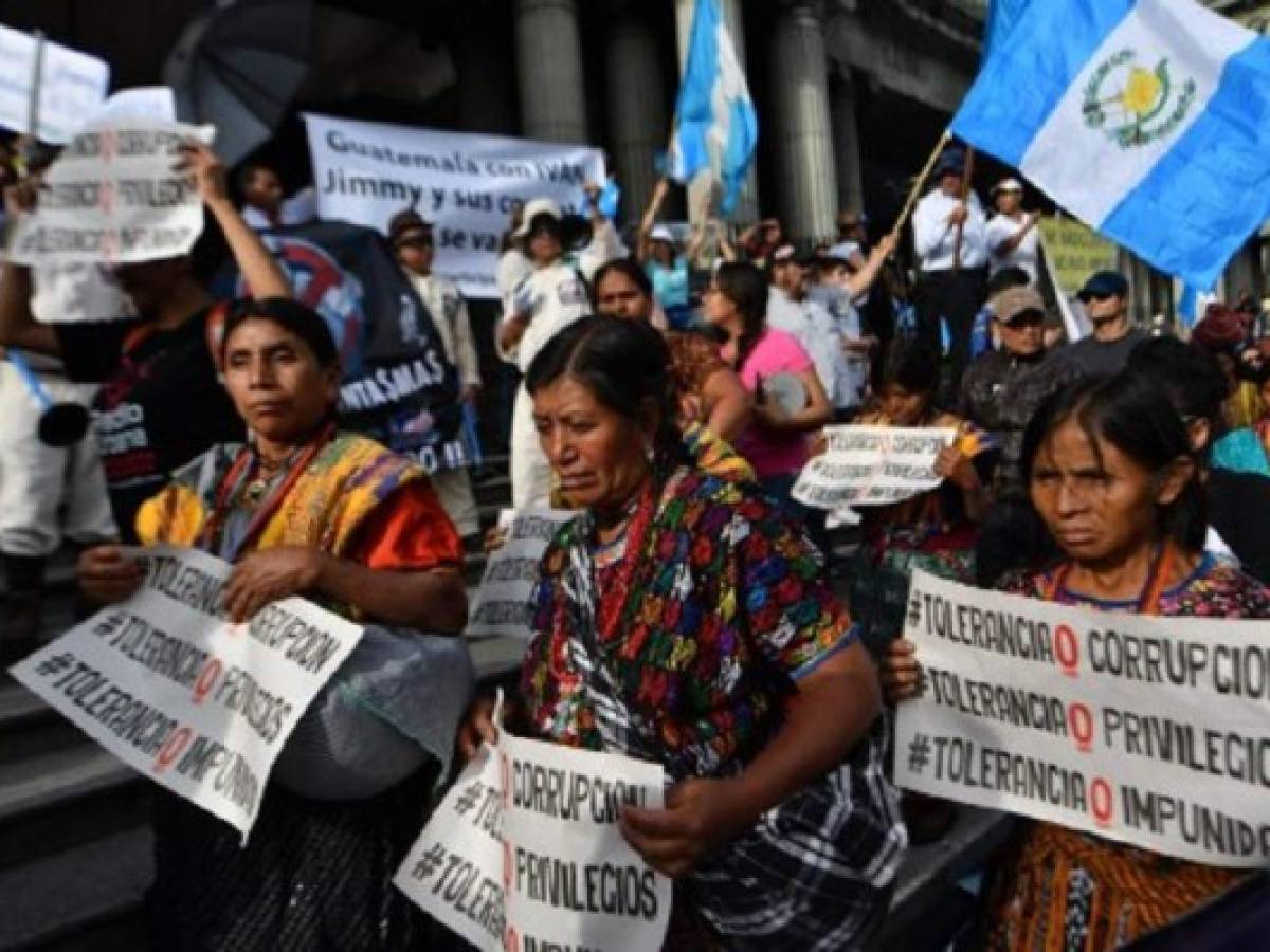 Velásquez recibe el apoyo de la calle; y Morales, la condena popular