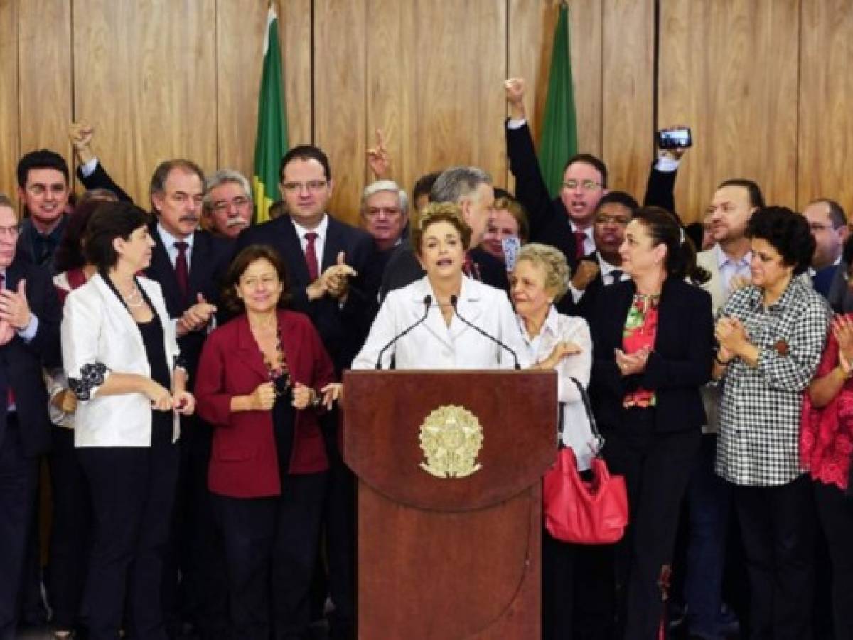 Suspendida de la presidencia, Rousseff llama a brasileños a resistir