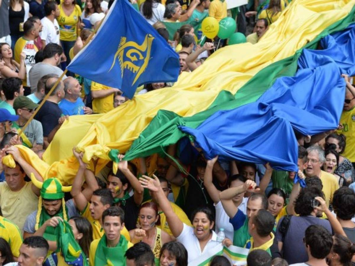 Masiva protesta contra Dilma