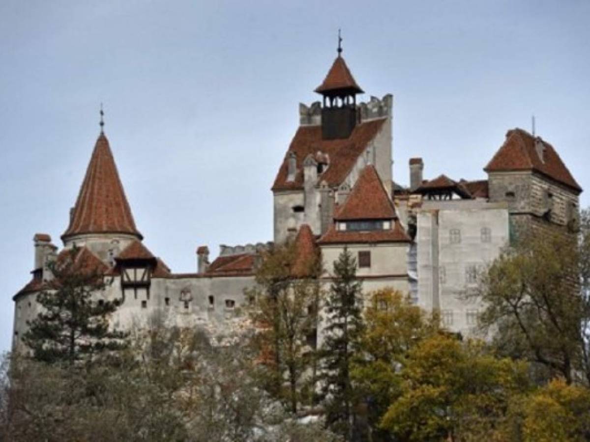 Drácula da posada a los mortales en su castillo