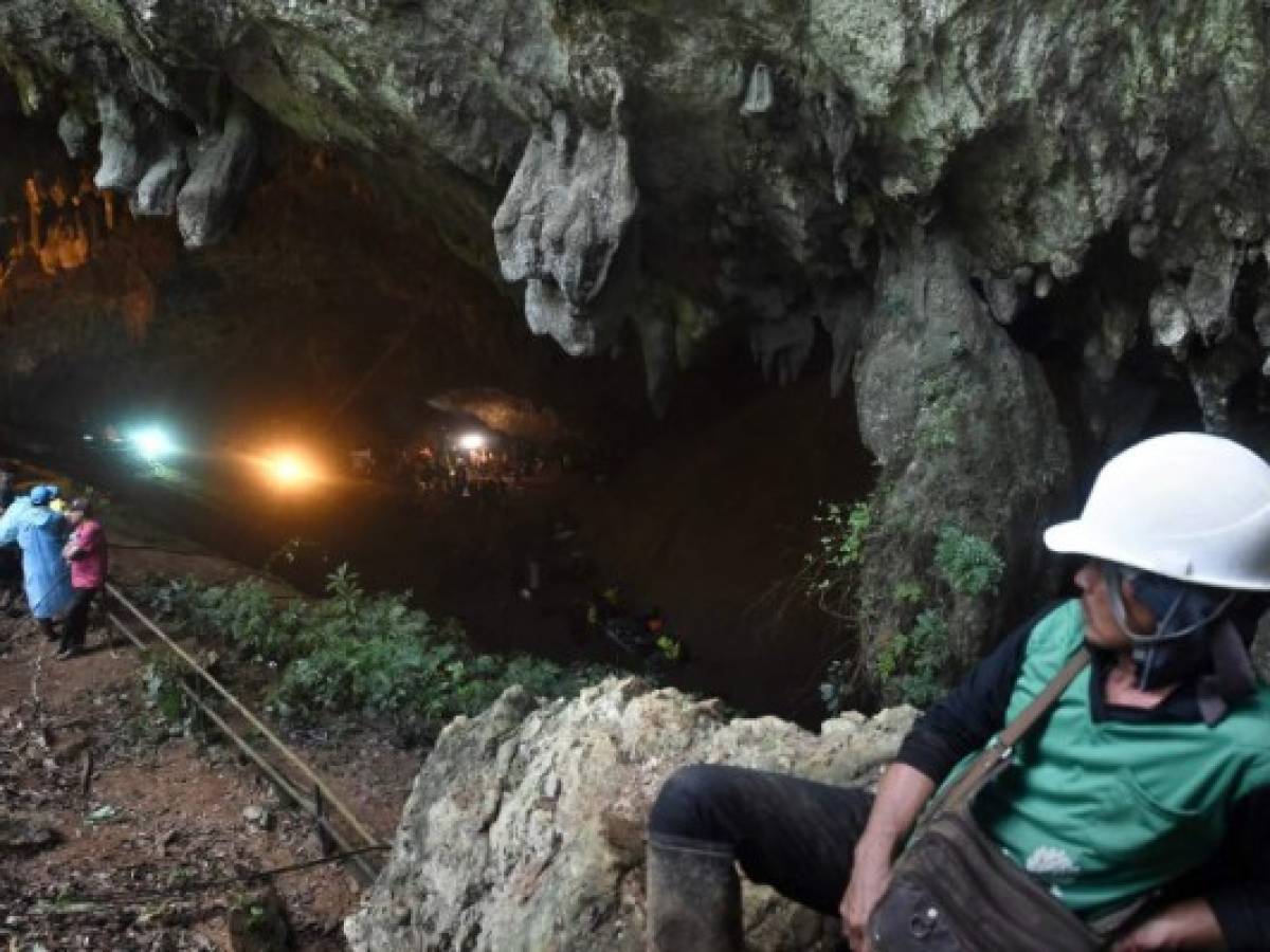 Rescatan a 12 niños de equipo de fútbol y entrenador de cueva inundada en Tailandia