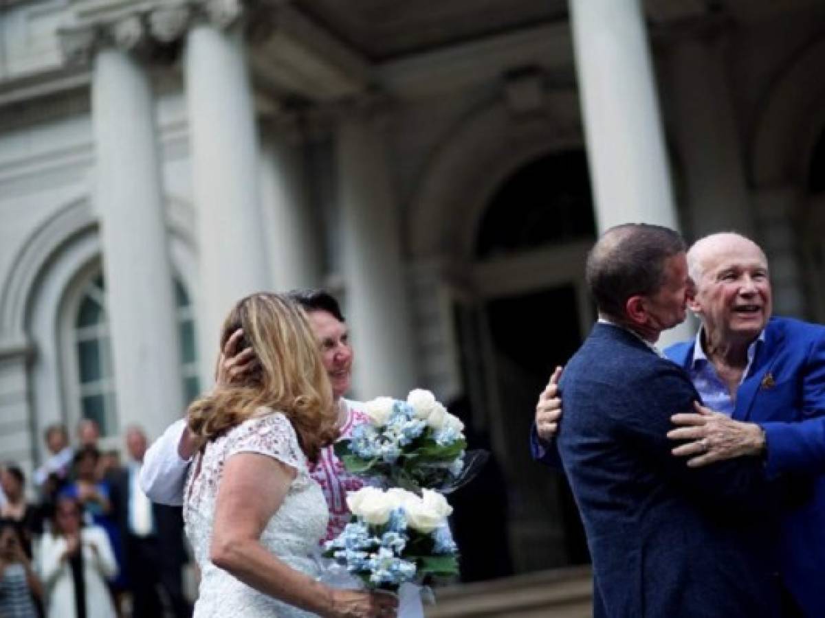 'El amor gana': famosos aplauden legalización del matrimonio homosexual