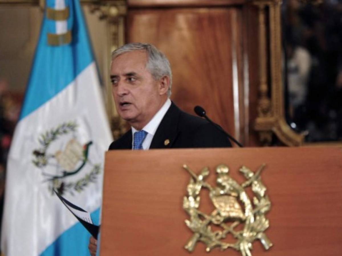 Justicia prohíbe salir del país al presidente de Guatemala