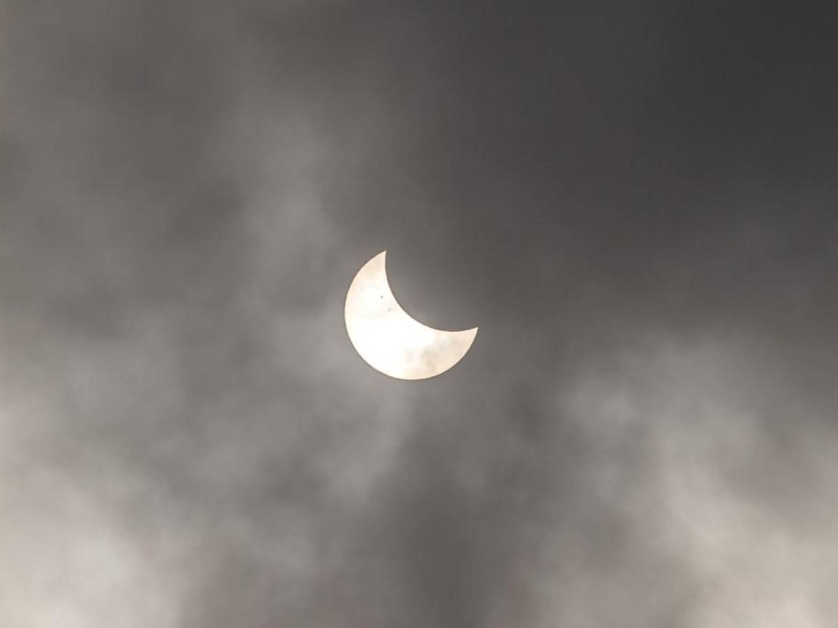 Eclipse solar total sobre el Pacífico deslumbra a observadores