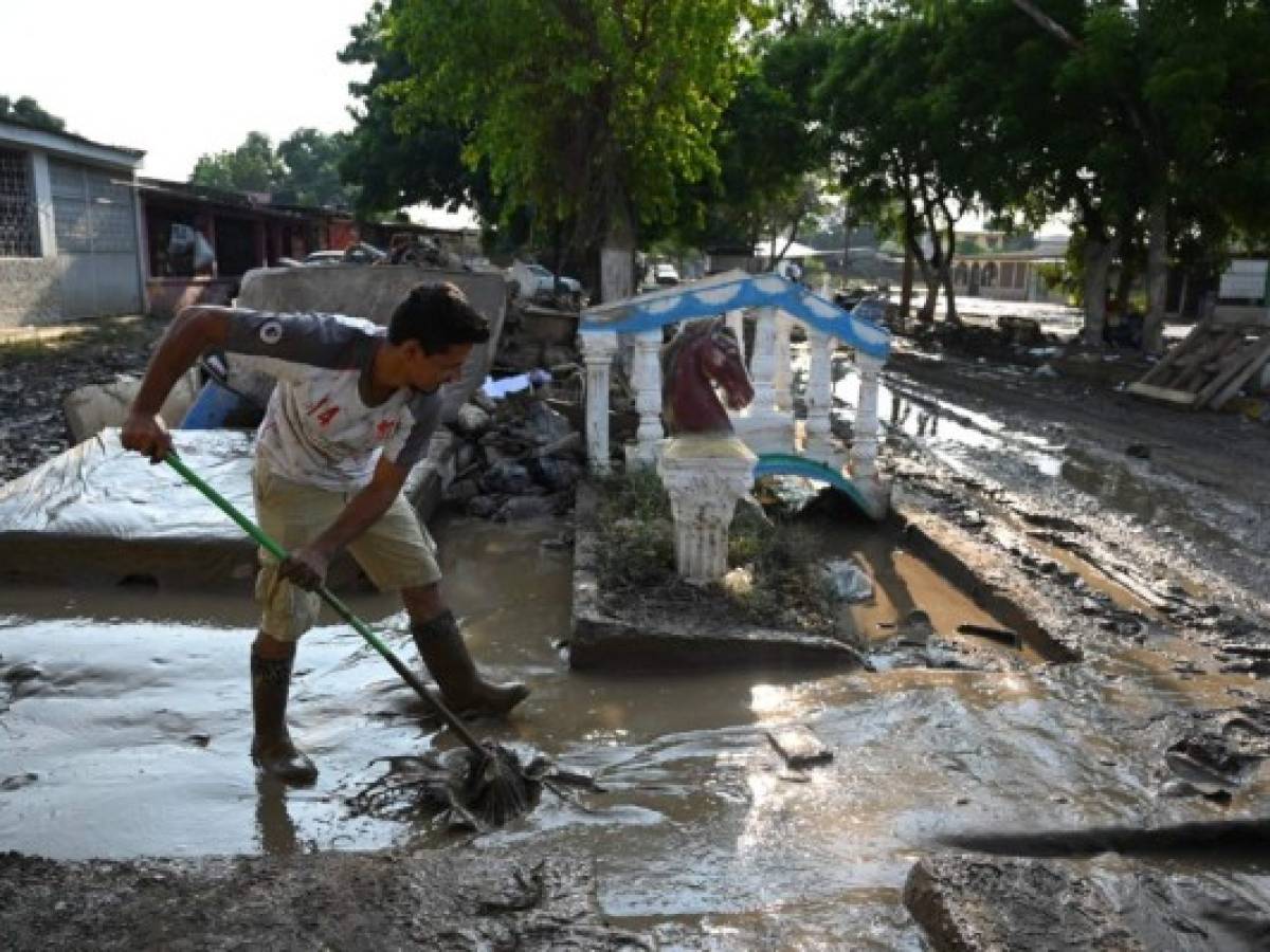 Hondureños sacan el lodo de sus casas tras los huracanes Iota y Eta