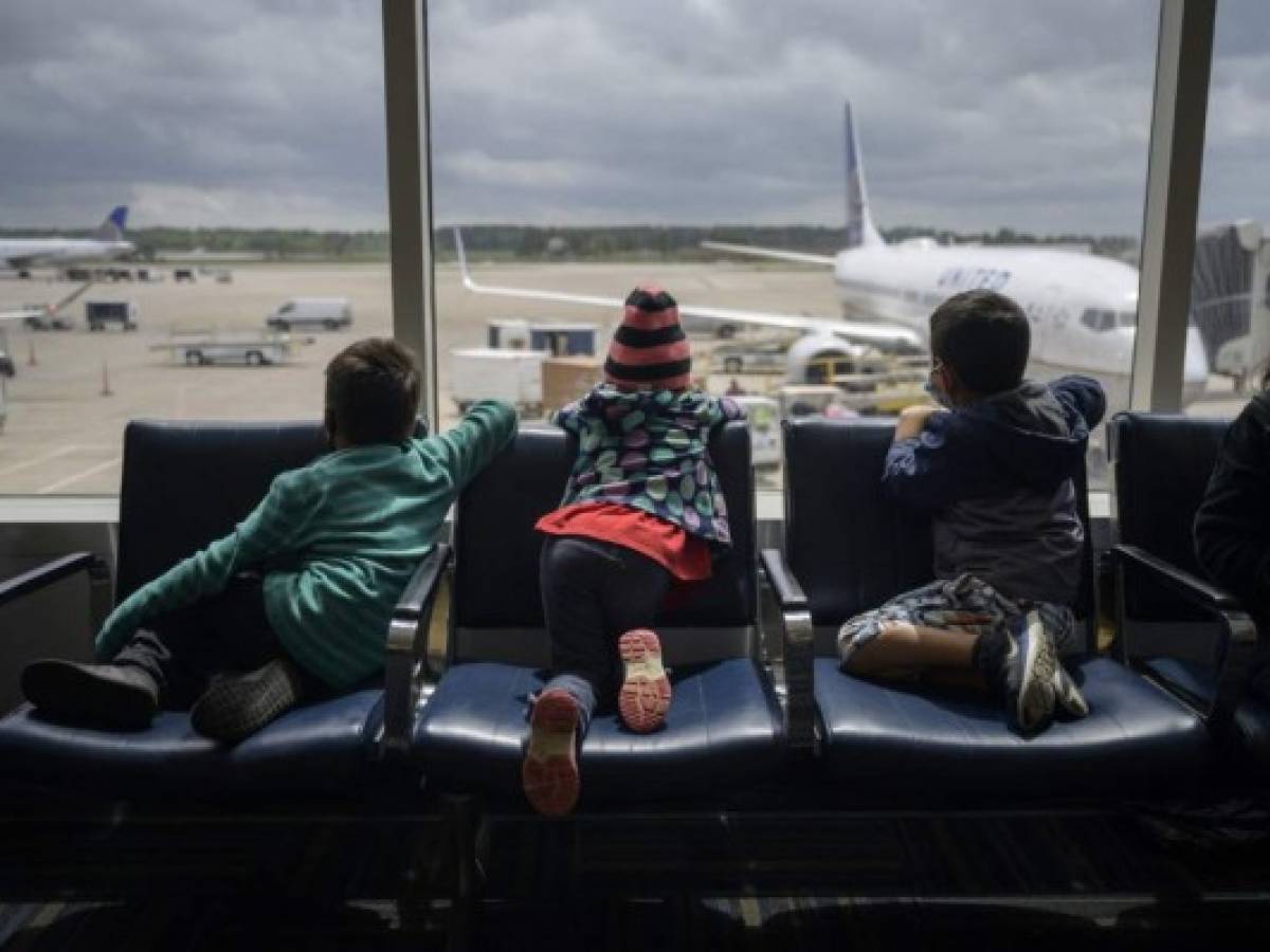 Inmigrantes centroamericanos en EEUU inician un nuevo viaje por avión