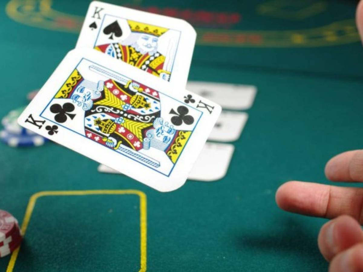 Facebook crea una IA capaz para hacer ganar a jugadores profesionales humanos en un partida de póquer