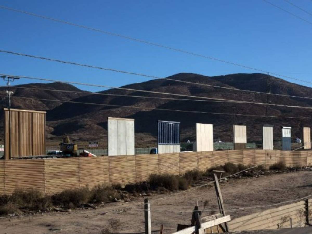 Los prototipos del muro de Trump ya se levantan en el desierto