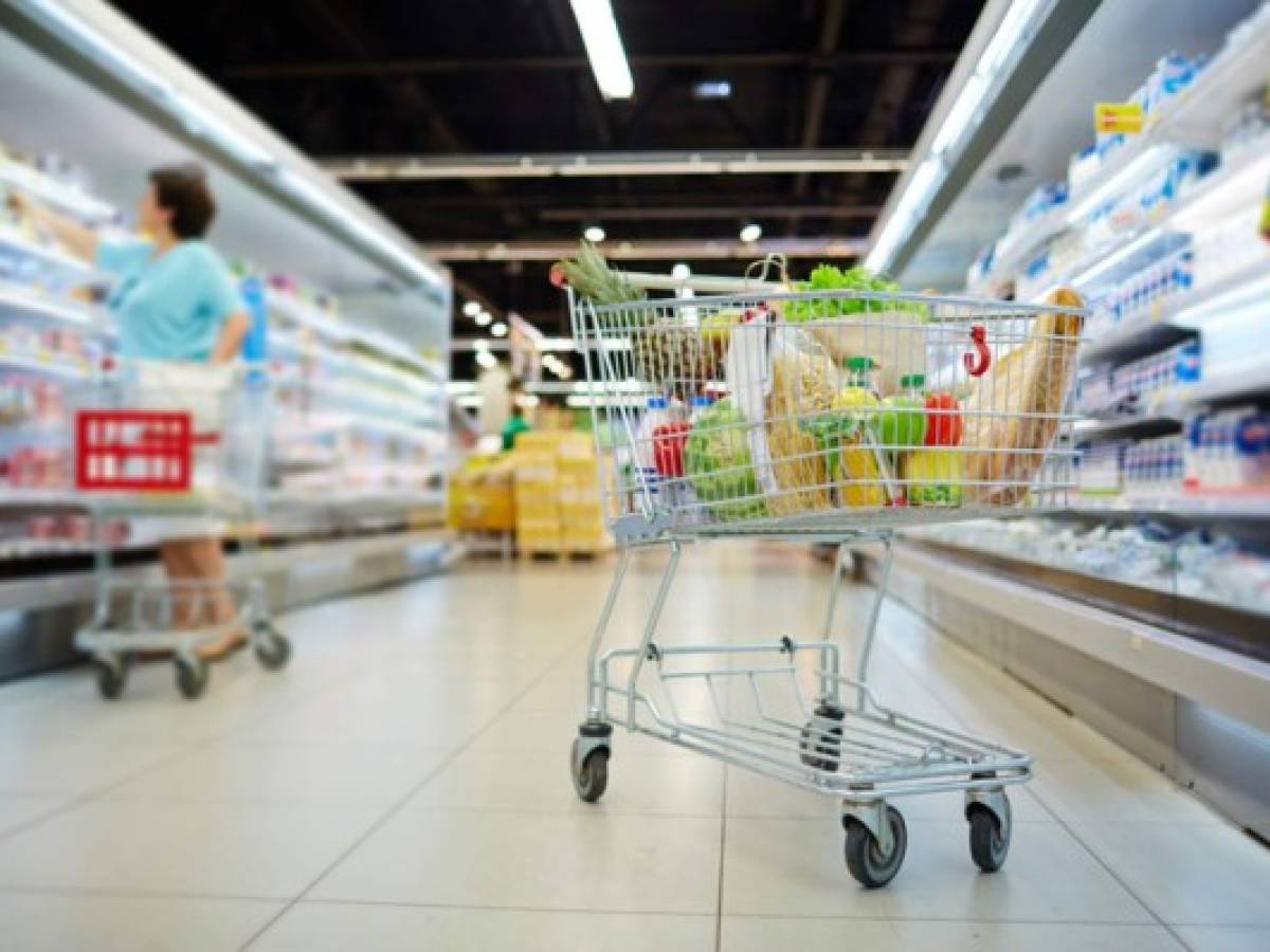 Centroamericanos van menos de compras, pero consumen más