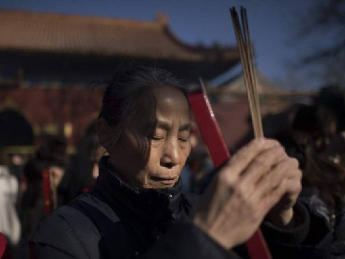 China entra en el año del Perro sin petardos y fuegos artificiales