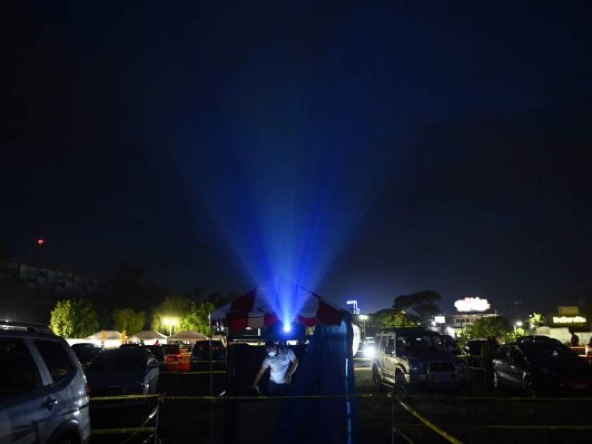 Salvadoreños sobrellevan pandemia con autocine