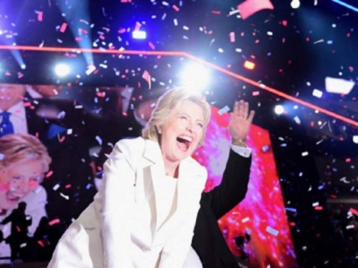 Clinton ofrece crecimiento y optimismo, marcando contraste con Trump