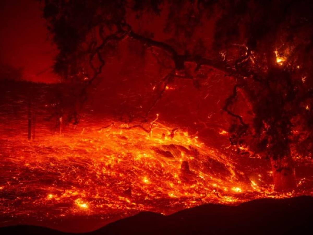 EEUU: Ordenan evacuar a 40.000 personas por incendios en California