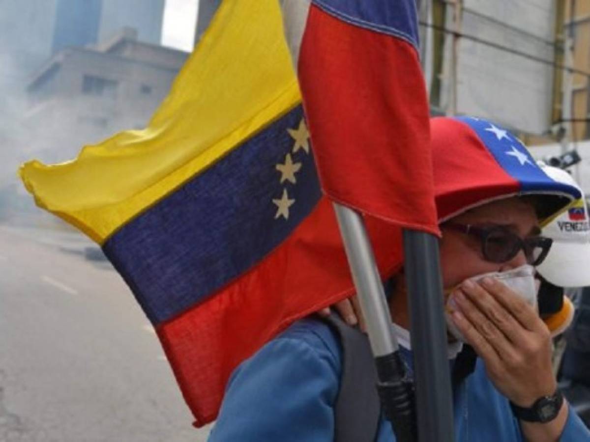 Oposición vuelve a marchar en Venezuela entre gases lacrimógenos