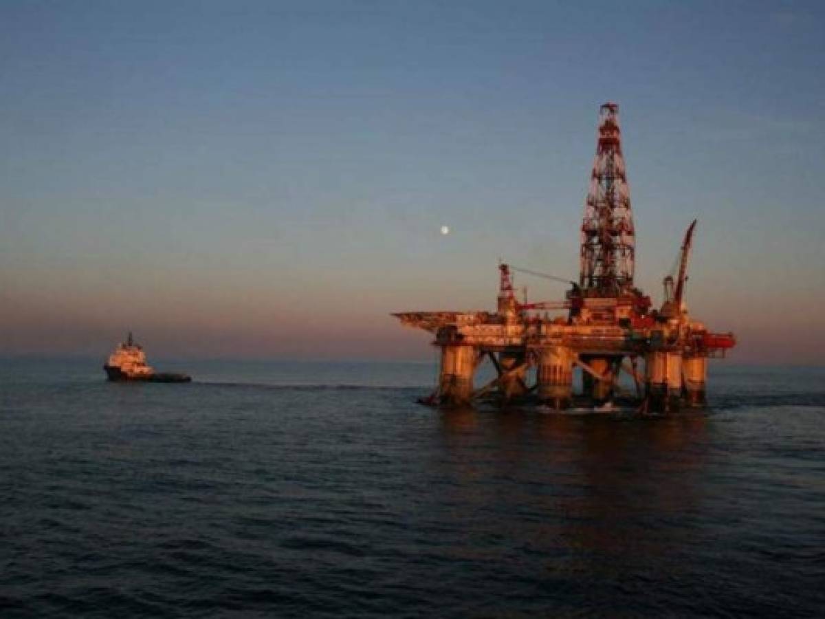 Petroleras frenan inversión y suben deuda por crudo barato