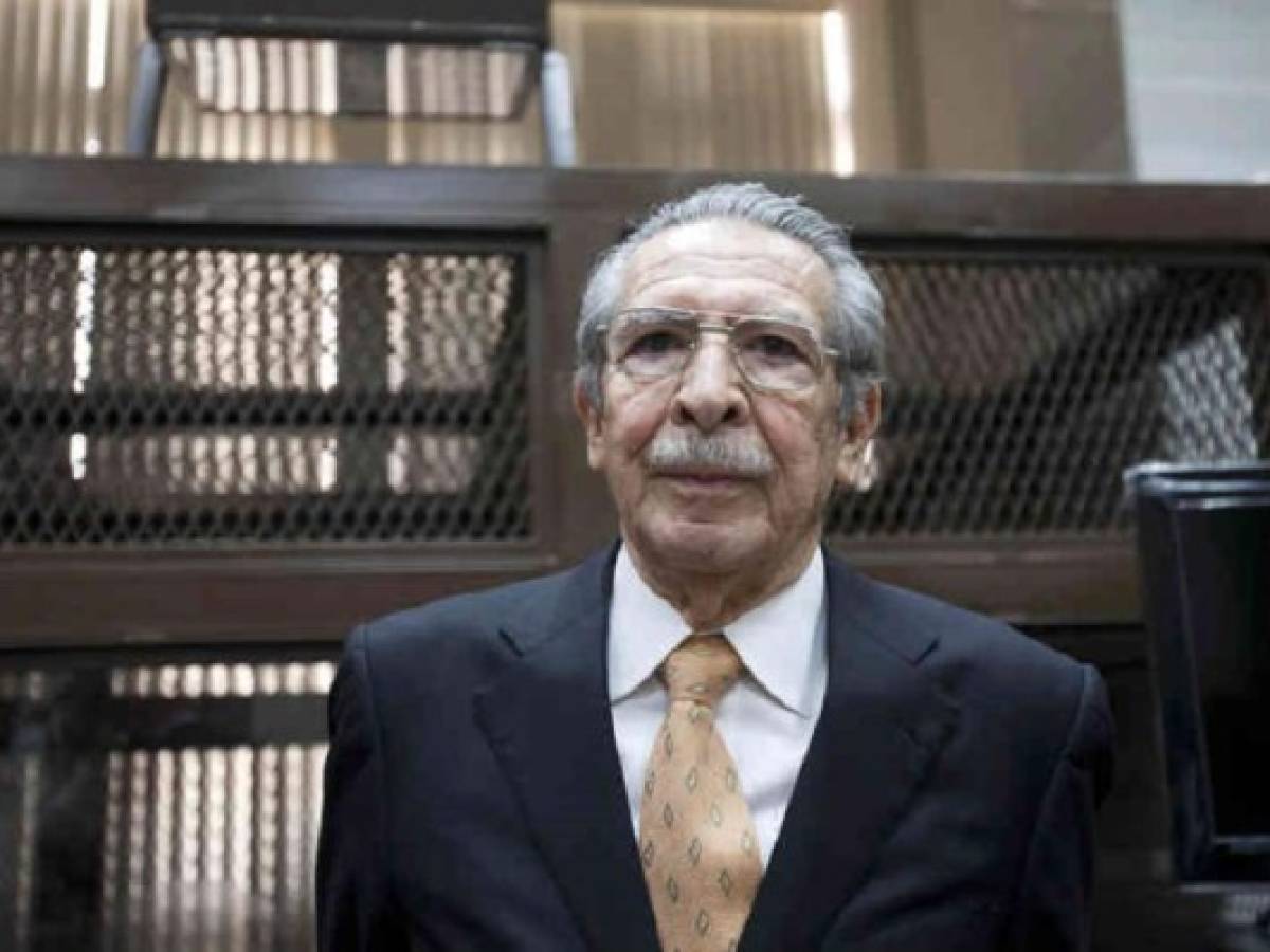 Ríos Montt pide ausentarse de juicio por genocidio por salud