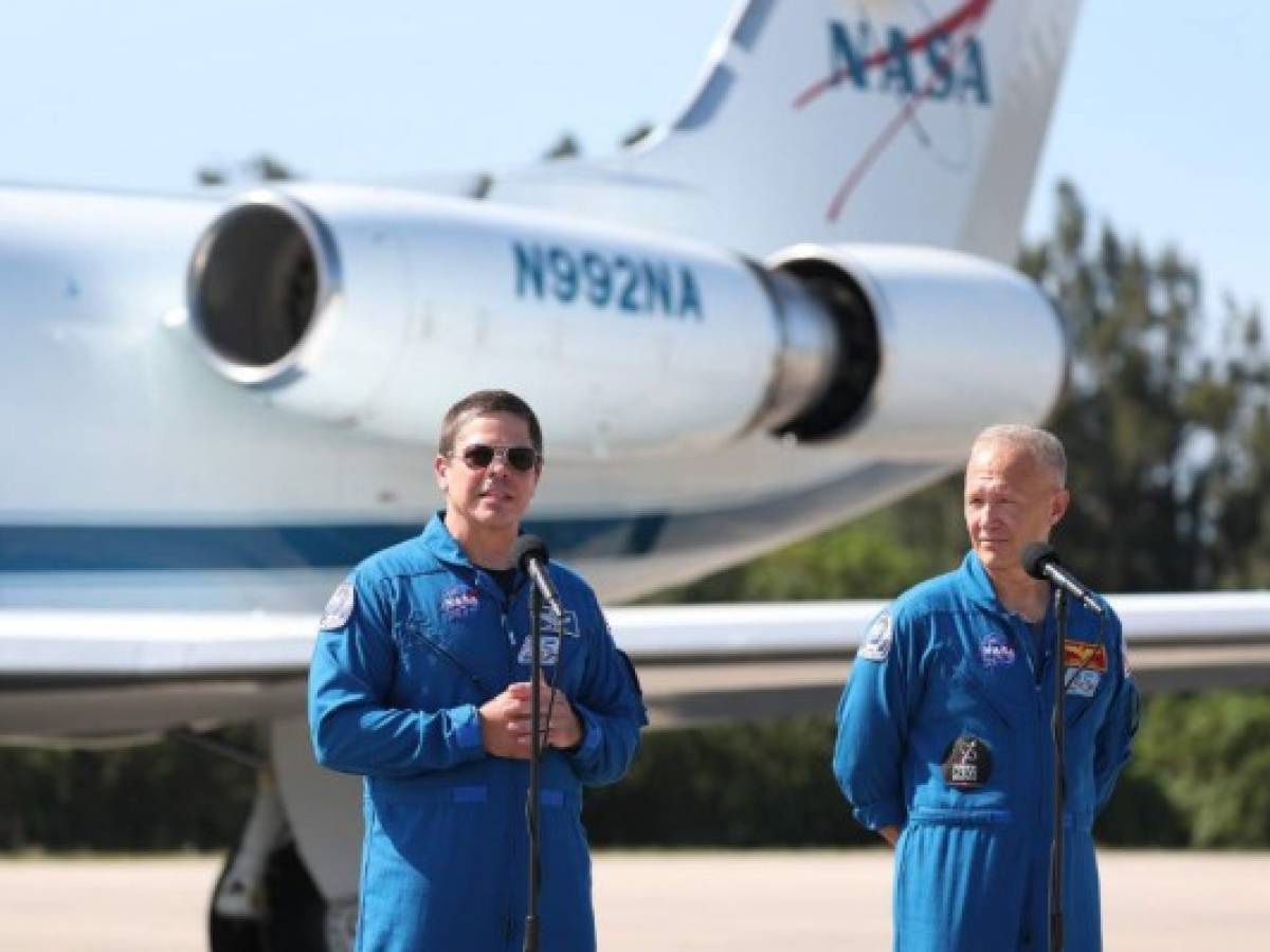 Astronautas llegan a Florida a una semana del primer vuelo tripulado Nasa/SpaceX