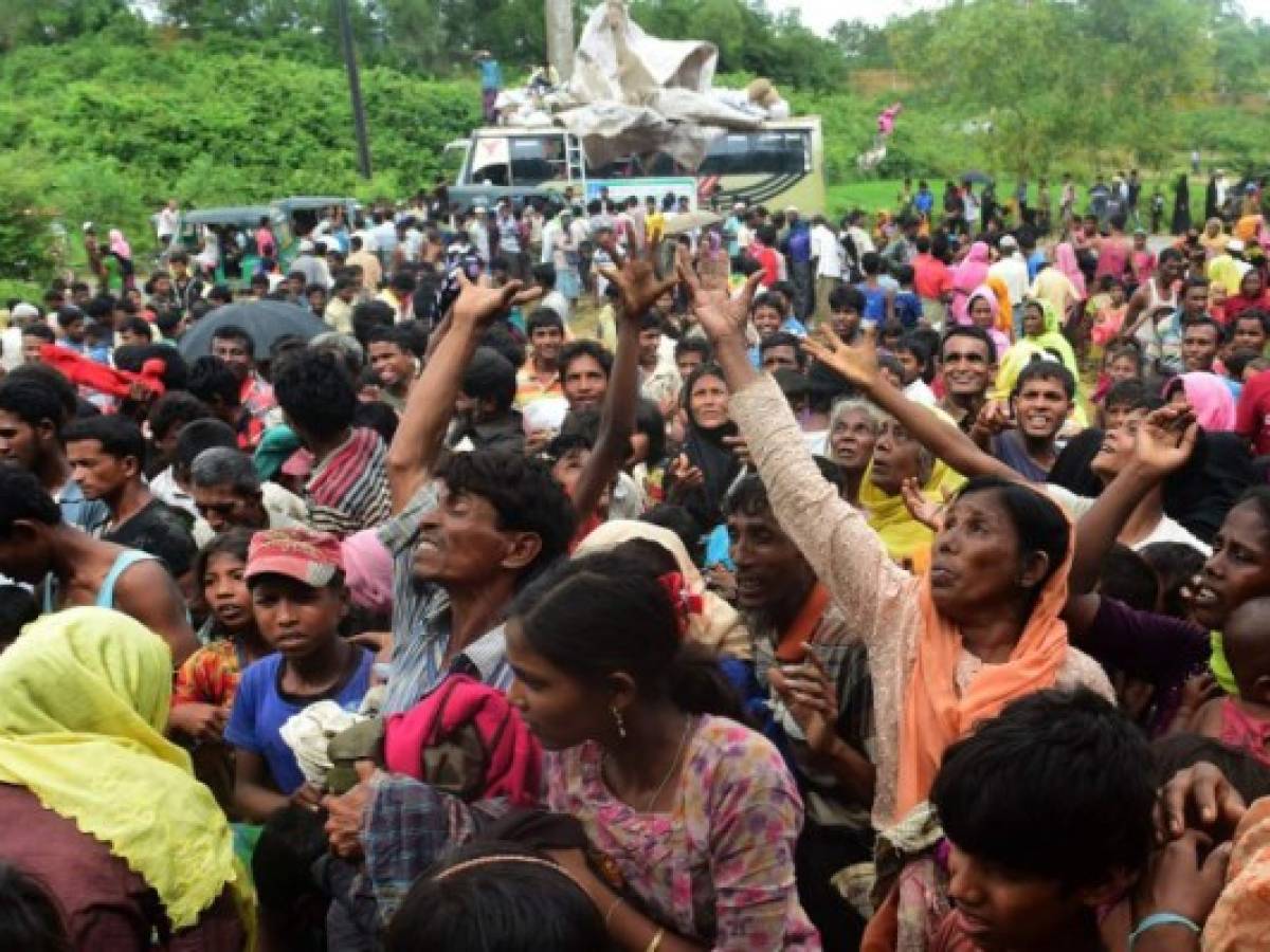 Más de 300.000 rohinyás huyen a Bangladés por limpieza étnica en Birmania