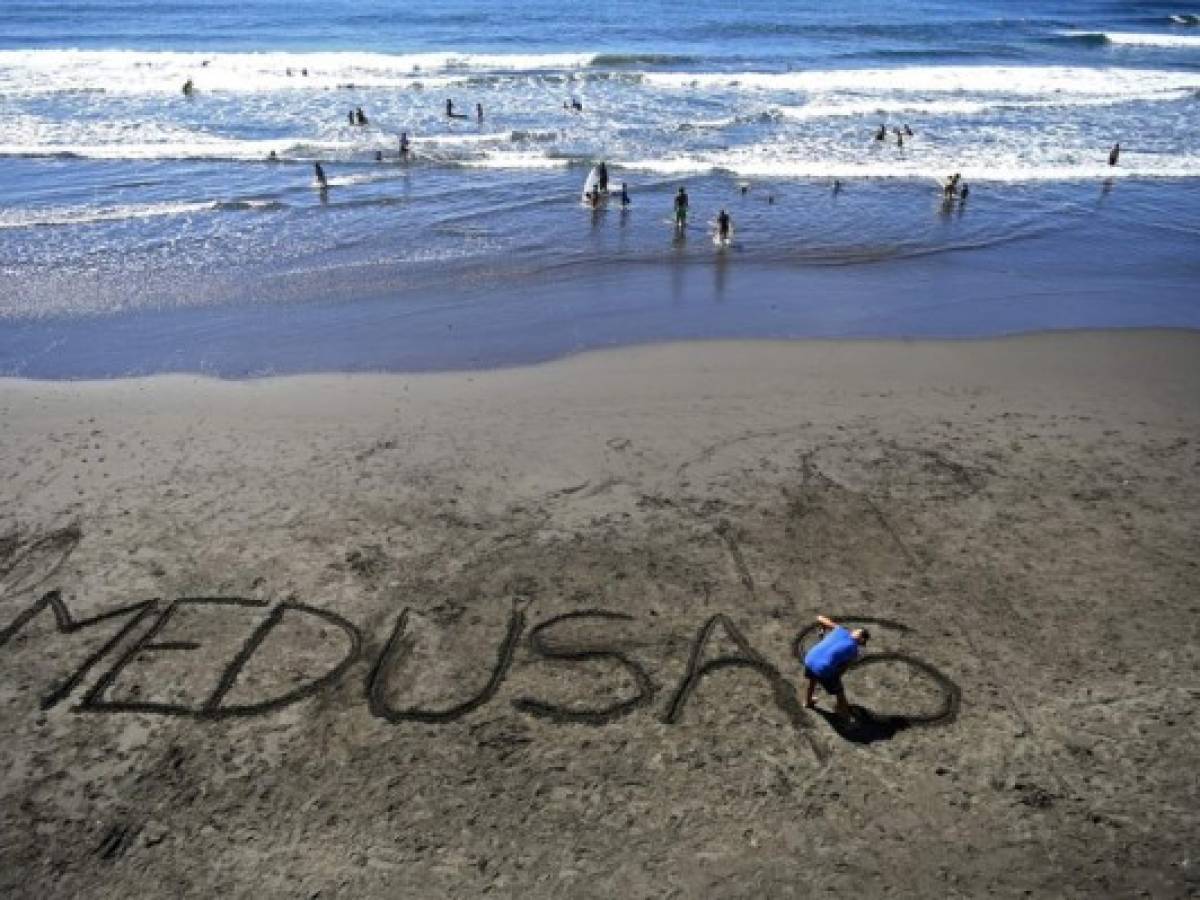 Niños salvadoreños buscan en el surf un futuro de oportunidades