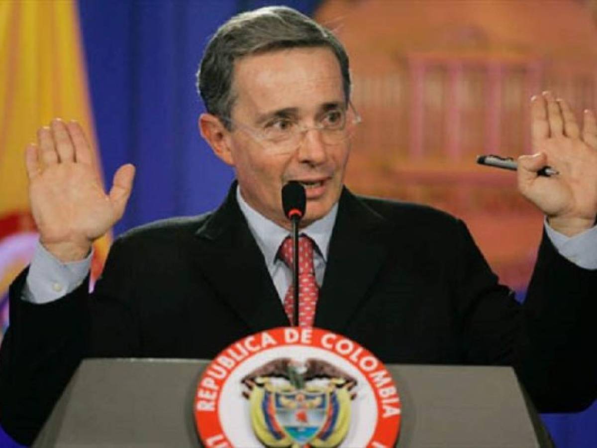 Former Colombian president and current senator Alvaro Uribe of Democratic Center Party, speaks during the installation of the new Congress, for the legislative period 2018-2022, at the Capitol in Bogota on July 20, 2018. / AFP PHOTO / Diana Sanchez