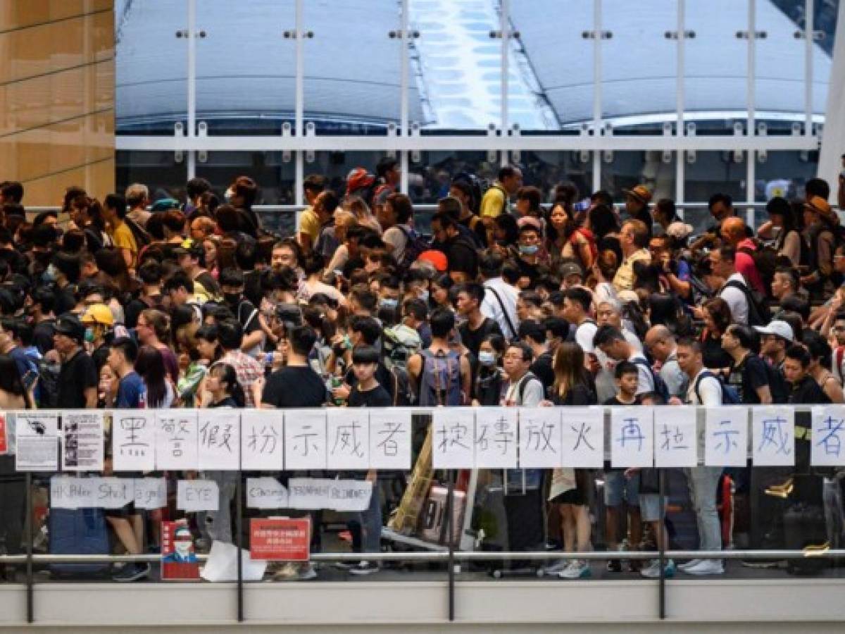 El aeropuerto de Hong Kong cancela todos los vuelos por las protestas