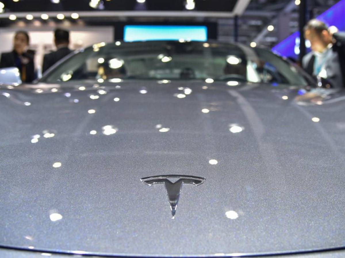 Tesla gana más de lo esperado pese a problemas logísticos y confinamientos en China