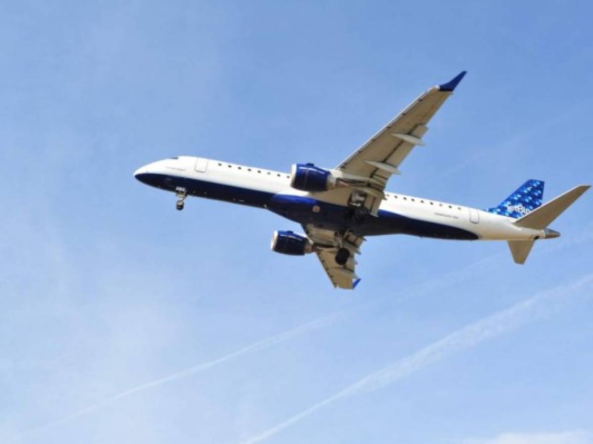JetBlue compensará las emisiones contaminantes de sus vuelos en EEUU