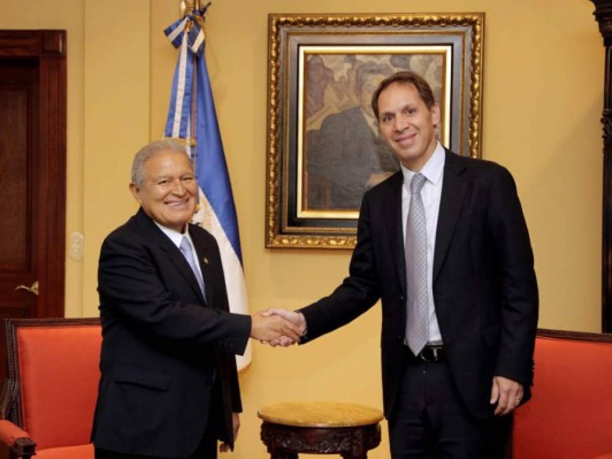 Sánchez Cerén se reúne con presidente de América Móvil