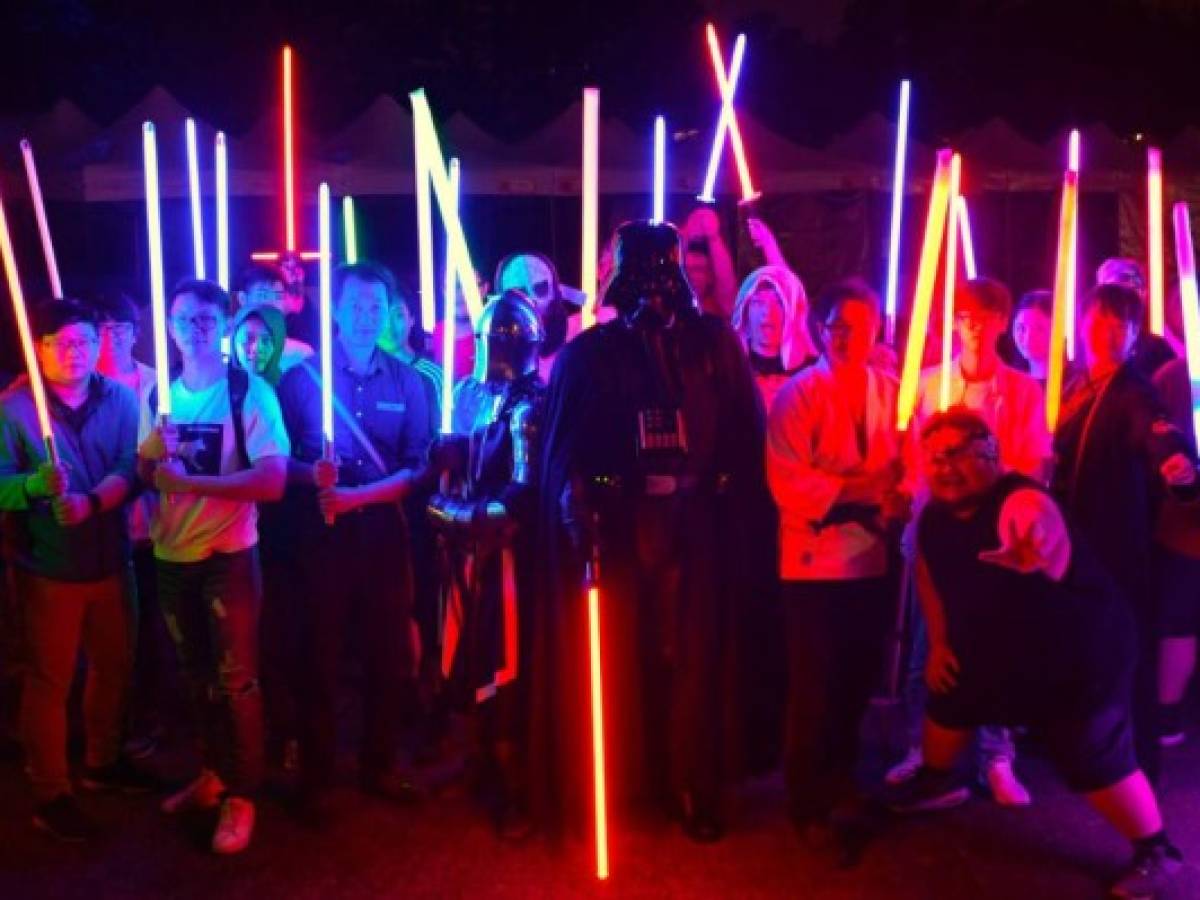 Fanáticos de Star Wars fabrican sus propias espadas láser