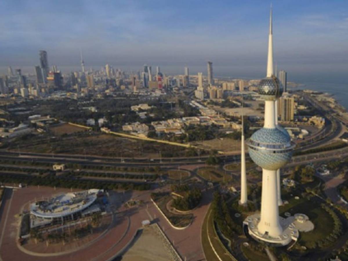 Ingresos de Kuwait caen más de 40% por derrumbe del crudo