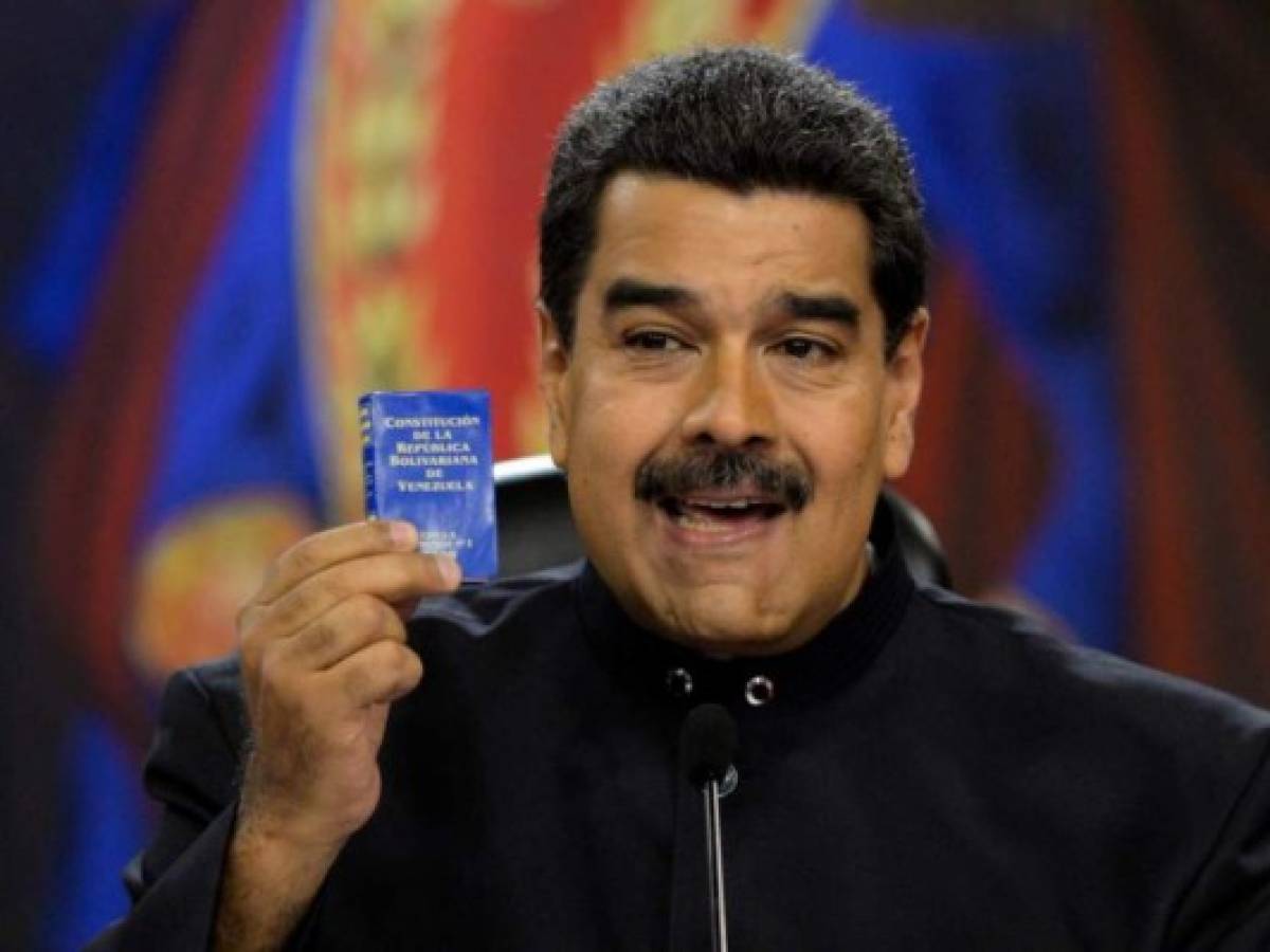 Maduro se empeña en denunciar que sufrió un intento de golpe