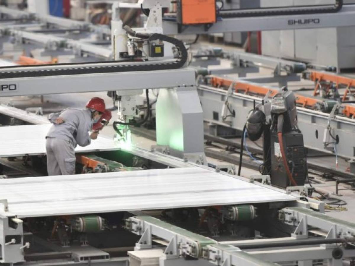 Primera contracción de la producción industrial en China en casi 30 años