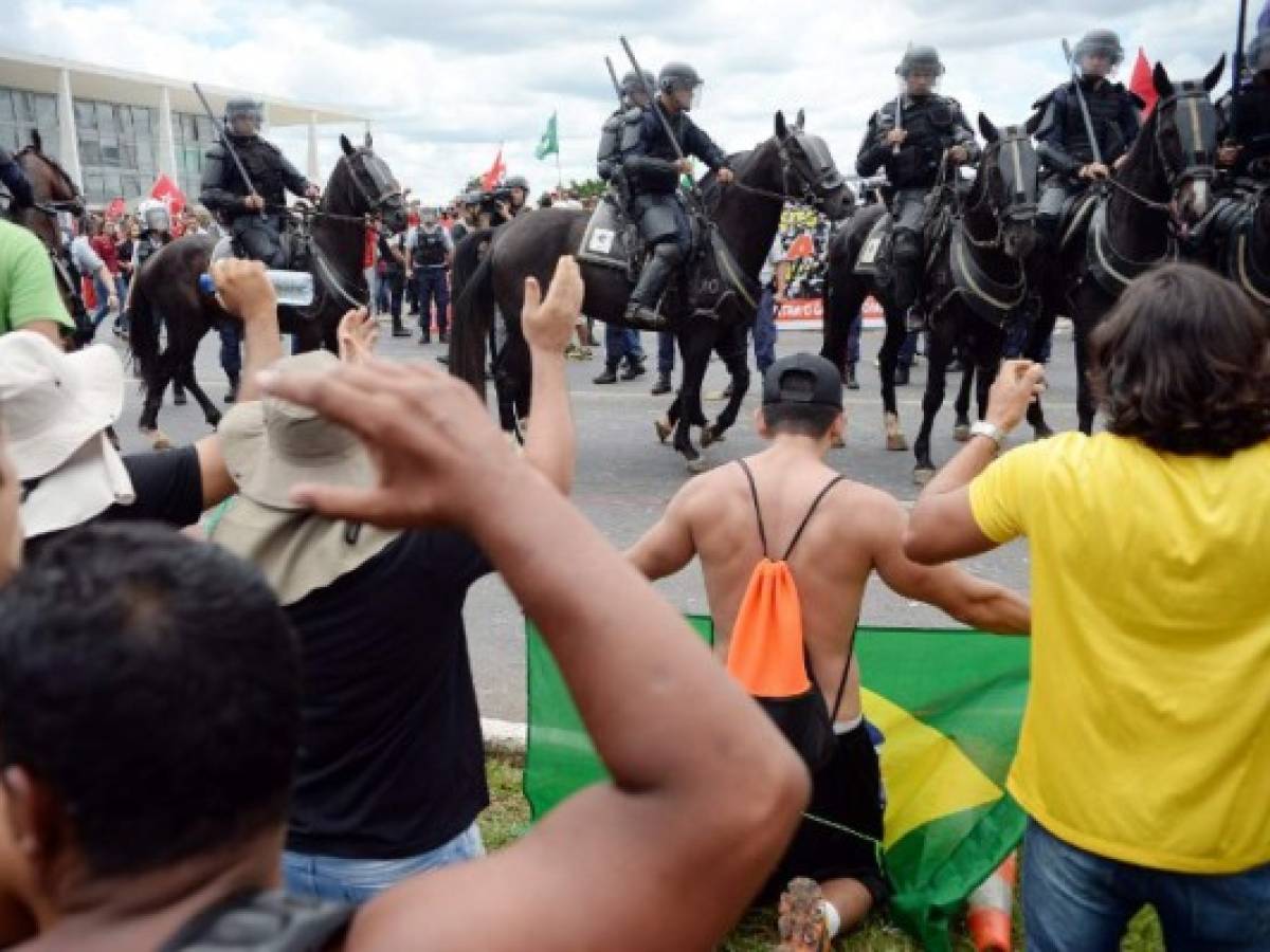 Manifestantes contra Rousseff y Lula acampan en la calle esperando verlos caer