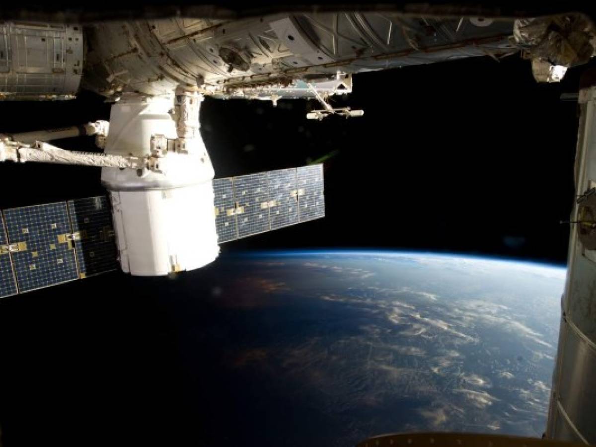 Cápsula Dragon de SpaceX con astronautas se acopla a Estación Espacial Internacional