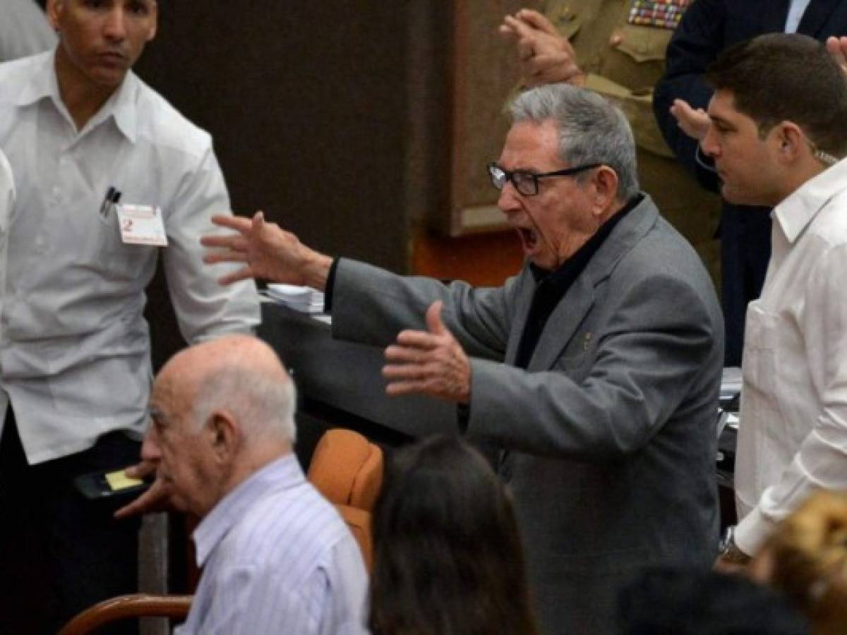 Parlamento de Cuba vota nueva Constitución 'comunista' que reconoce al mercado