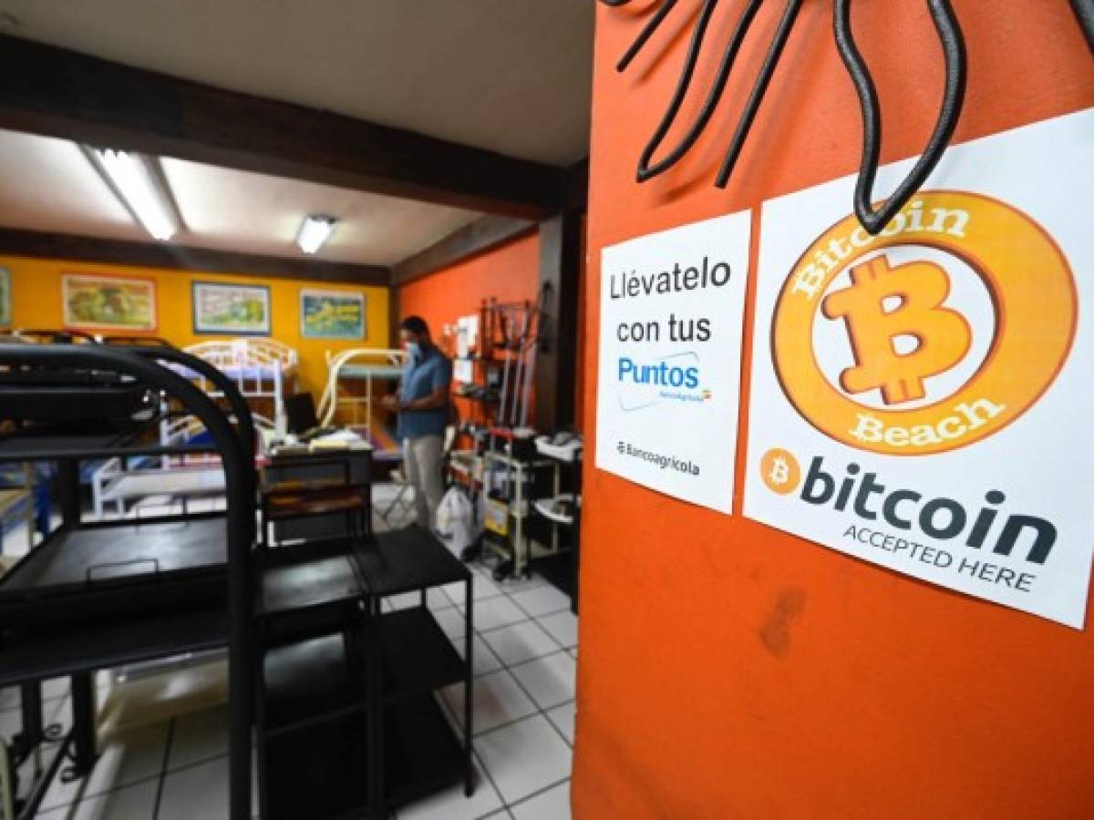 Salvadoreños prefieren seguir usando el dólar antes que el bitcóin