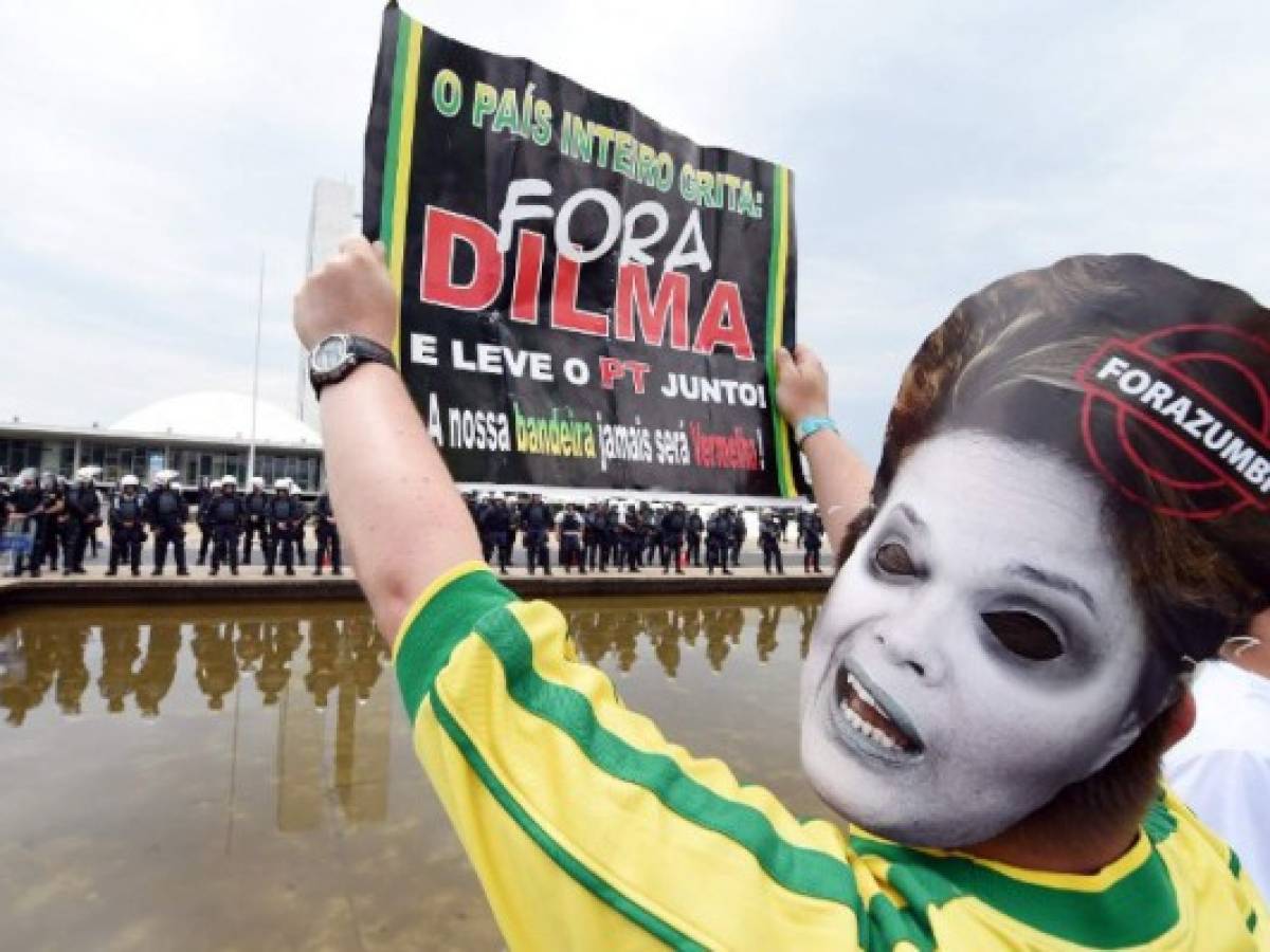 'S.O.S Fuerzas Armadas!', piden manifestantes contra Rousseff