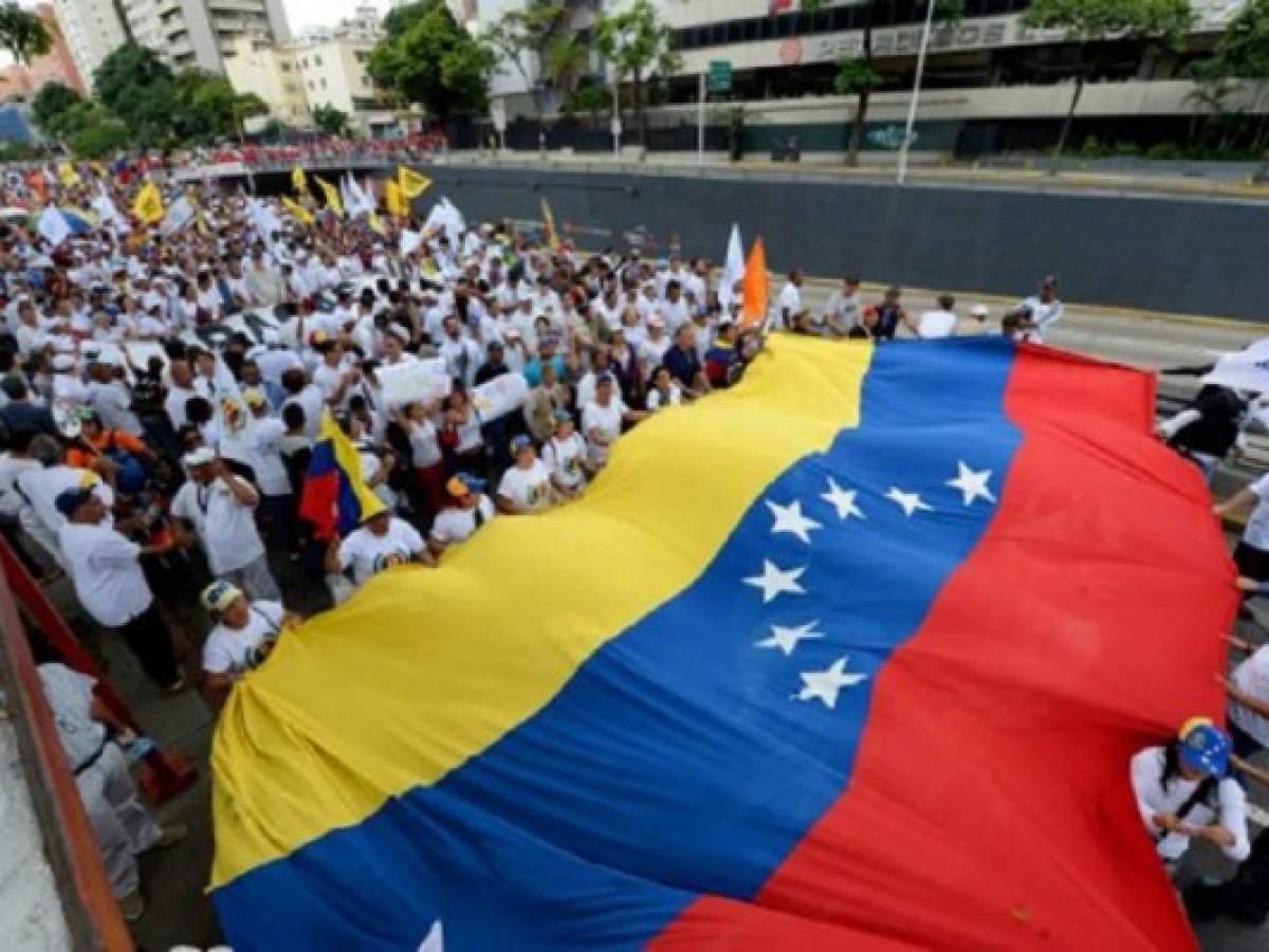 Oposición venezolana desafía a Maduro en las calles para exigir revocatorio