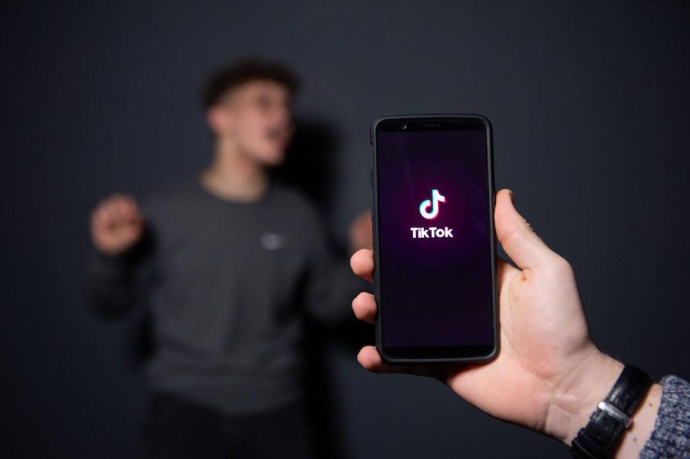 Millonaria multa a TikTok por violar ley datos de menores en la UE