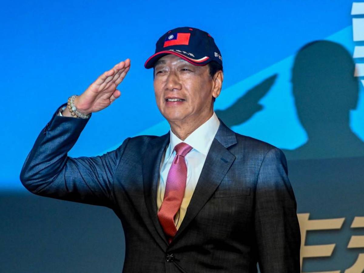 Multimillonario dueño de Foxconn anuncia su candidatura presidencial en Taiwán