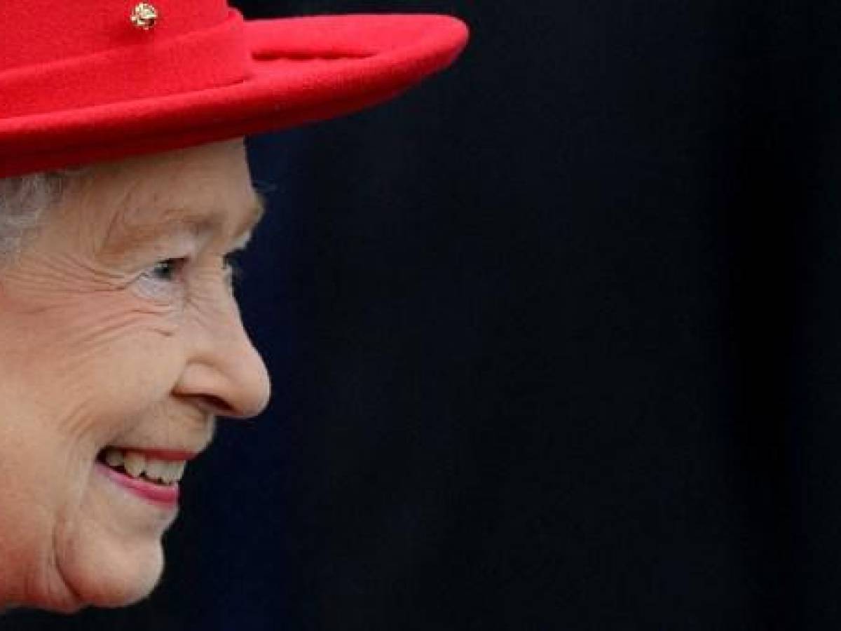 (ARCHIVOS) En esta foto de archivo tomada el 25 de abril de 2012, la reina Isabel II de Gran Bretaña sonríe mientras asiste a la reapertura de la cortadora de té ‘Cutty Sark’ en Greenwich, al este de Londres. (Foto de Ben STANSALL / AFP)