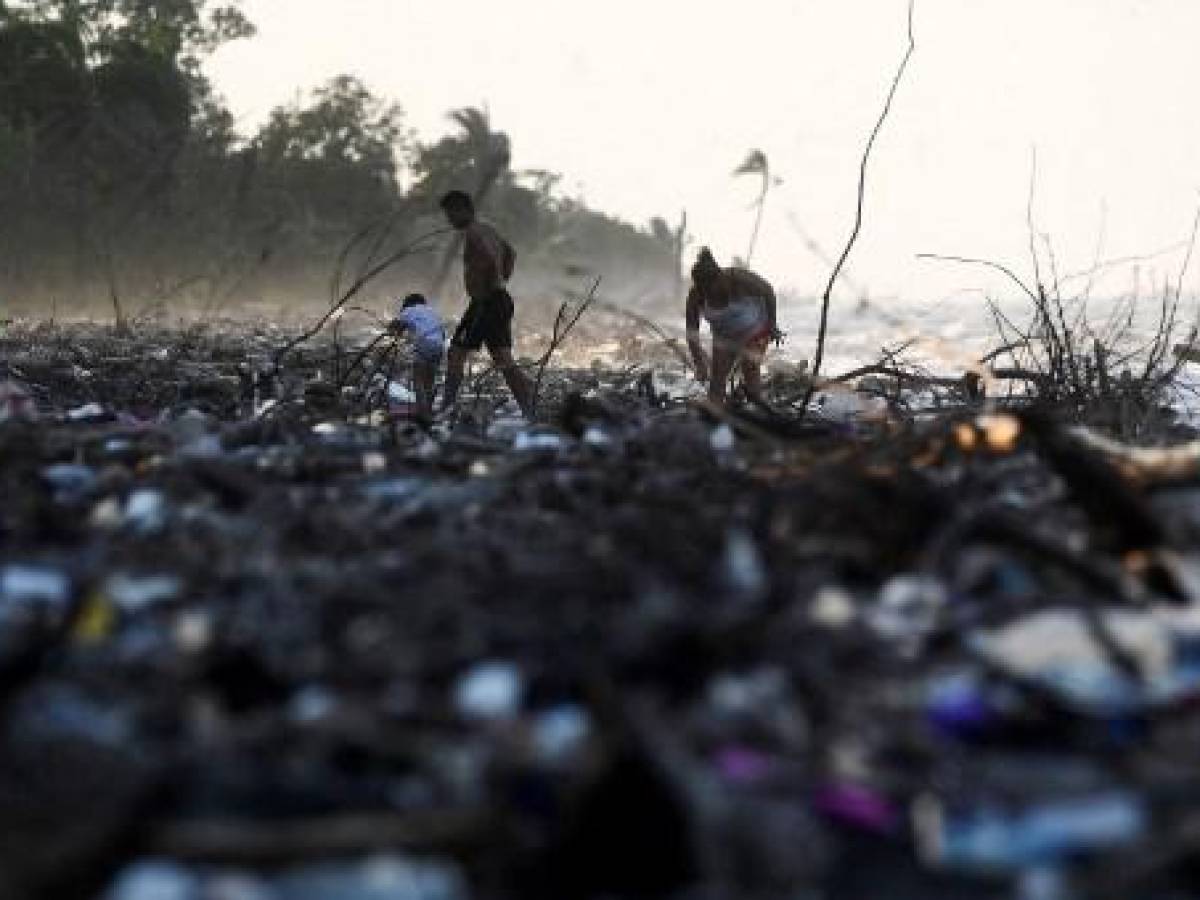 La contaminación plástica se apodera de ríos, lagos y playas en Centroamérica