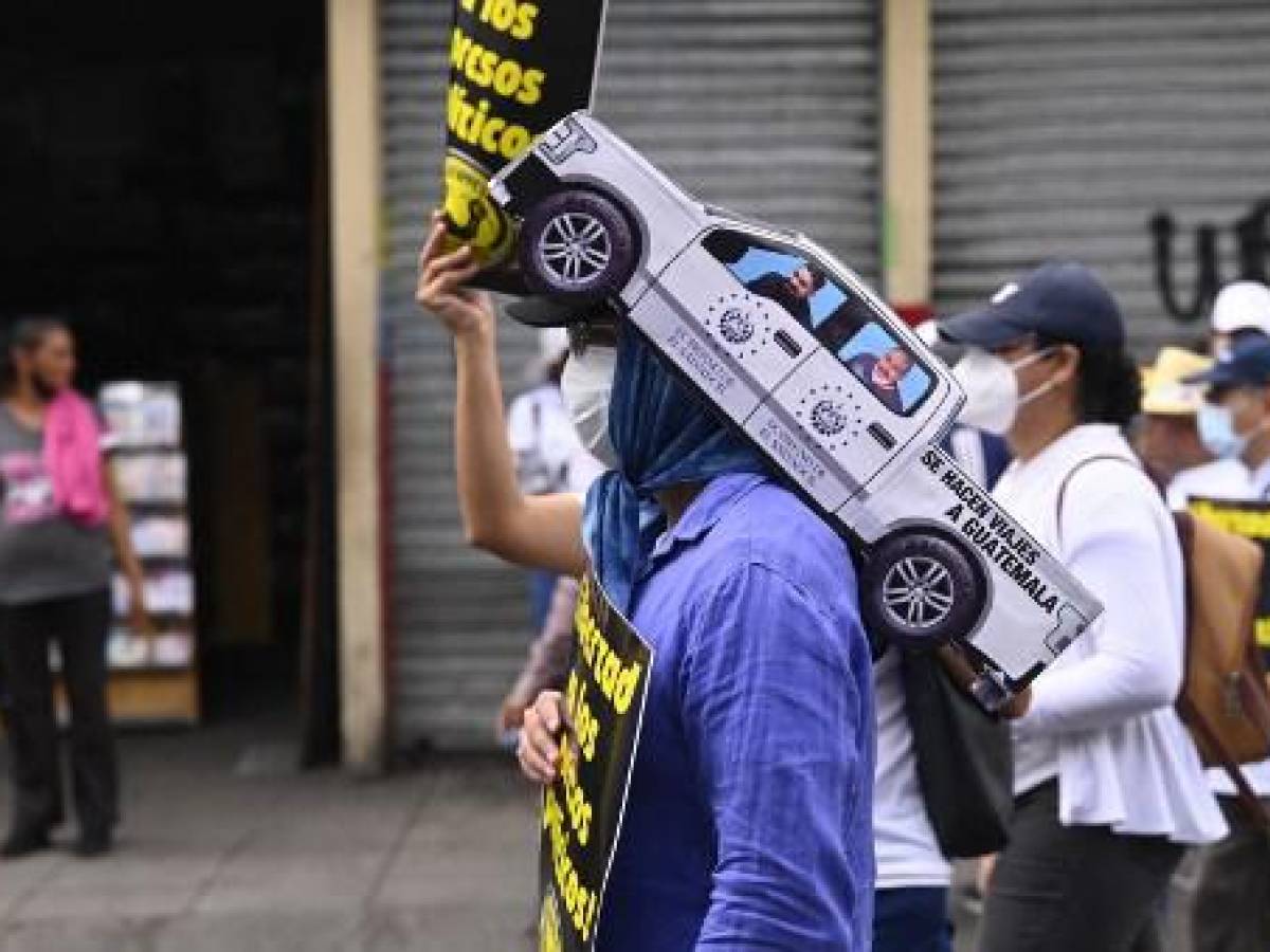 Salvadoreños conmemoran Independencia entre desfiles y protestas