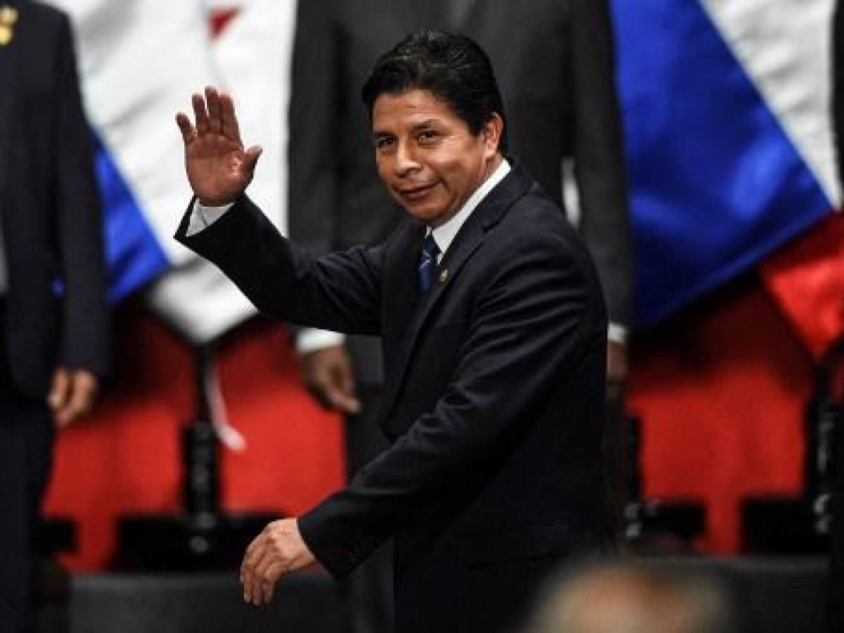 Caos político en Perú por la disolución del Congreso y renuncia de ministros