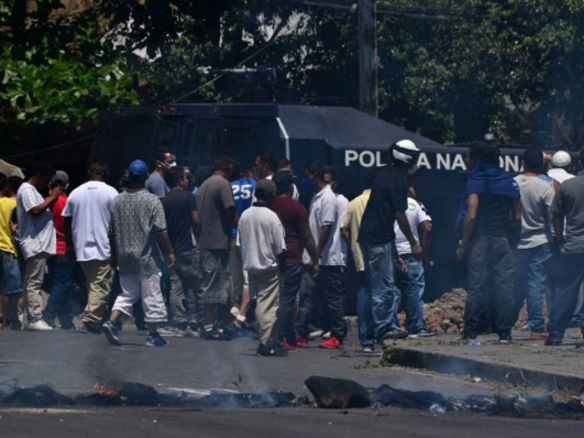 Hondureños confinados por coronavirus bloquean calles