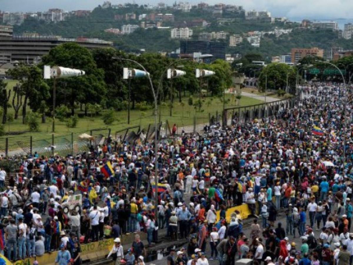 Venezuela: Megamarcha en repudio a muertes en protestas