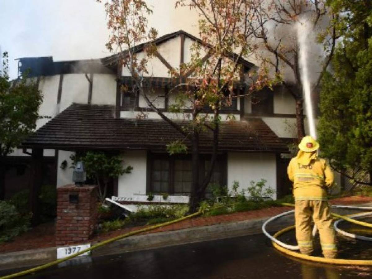 Incendios en California alcanzan a millonarias casas en Bel-Air