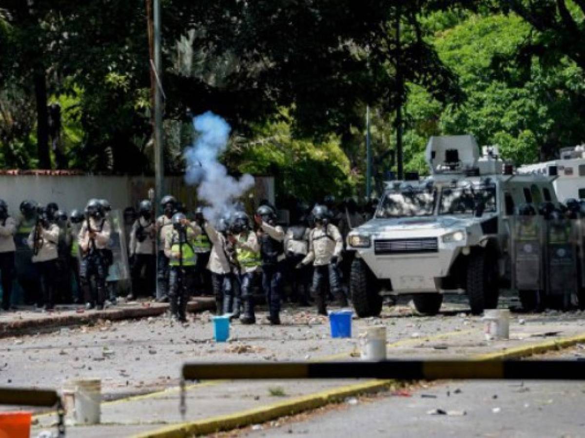 Venezuela: Estudiantes chocan con policías en nueva jornada protestas