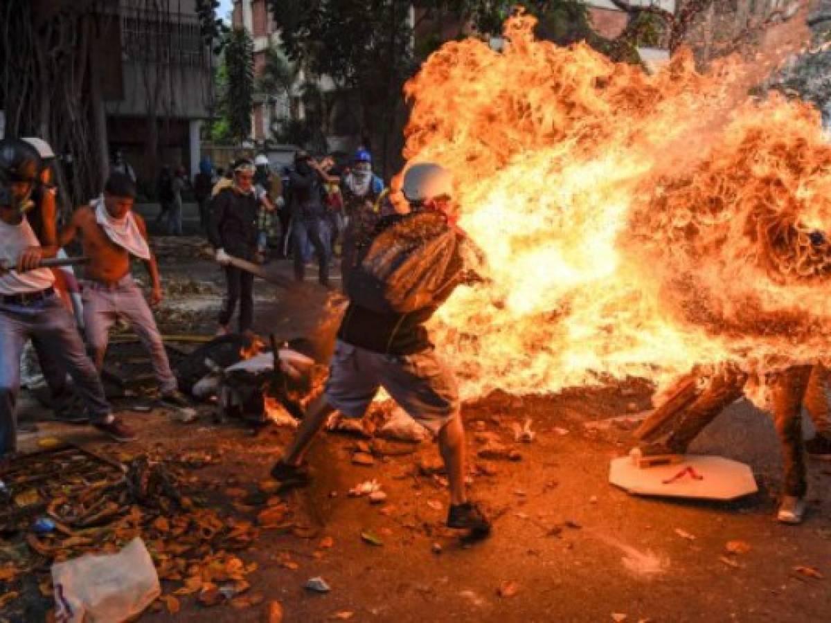Venezuela: se viraliza derribo de estatua de Chávez en medio de una creciente violencia