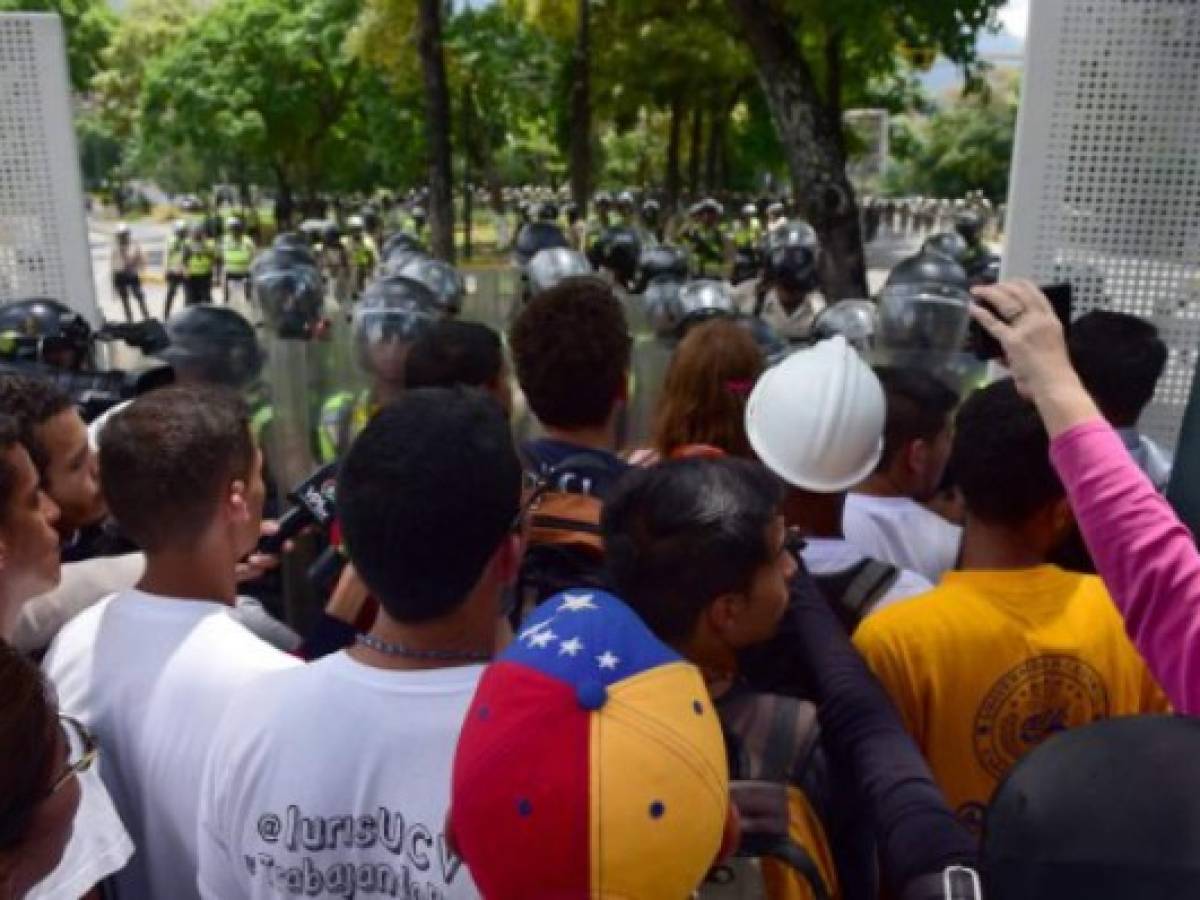 Venezuela: Estudiantes chocan con policías en nueva jornada protestas